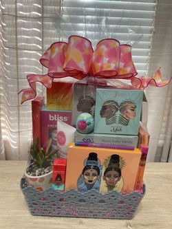 Deluxe Juvias Place Beauty Gift Basket