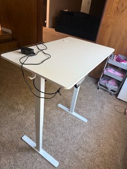 Height adjustable standing table
