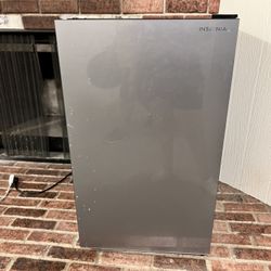 Mini Fridge Insignia 