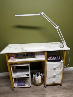 Nails table