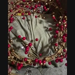 Red And Gold With Berry Garland 