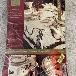 Christmas Table Cloth And 6 Napkins 