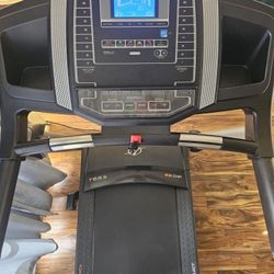 Treadmill In Excellent condition Normal use For Sale 