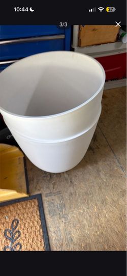 large plastic flowerpots