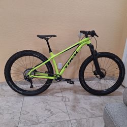 TREK ROSCOE 7 MOUNTAIN BIKE 27.5 INCH 1 X 10 SPEED DROPPER POST SEAT ROCKSHOX LOCKOUT FRONT SUSPENSION ( MEDIUM ) LIKE NEW