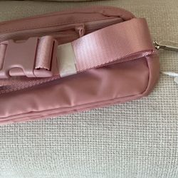 lululemon everywhere belt bag size 1L PINK