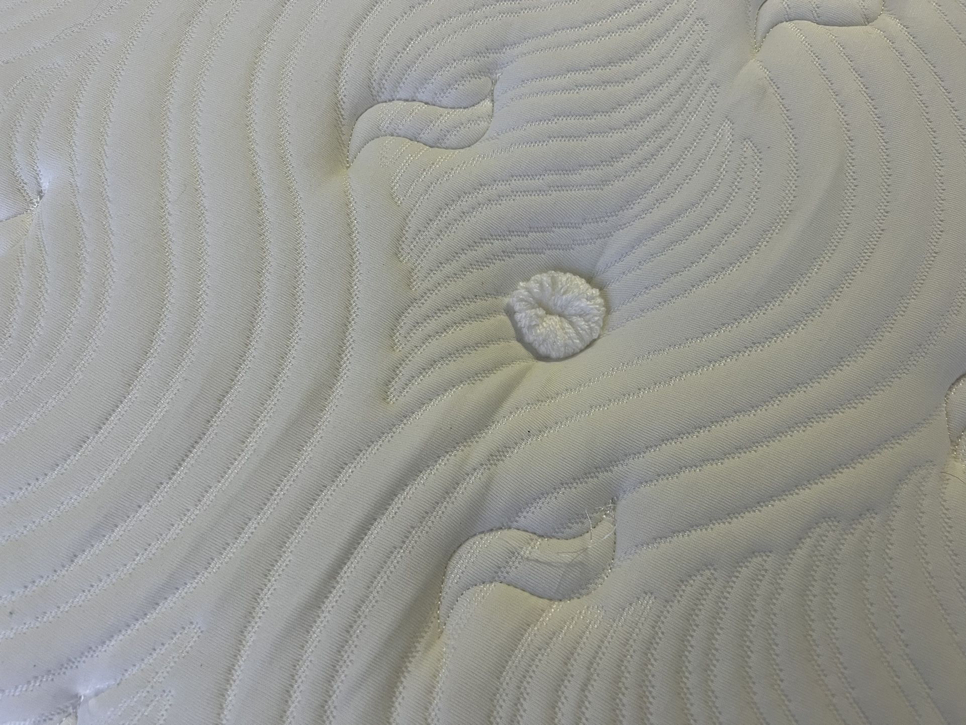 King Size Big Fig Mattress & Boxspring for Sale in Marysville, WA OfferUp