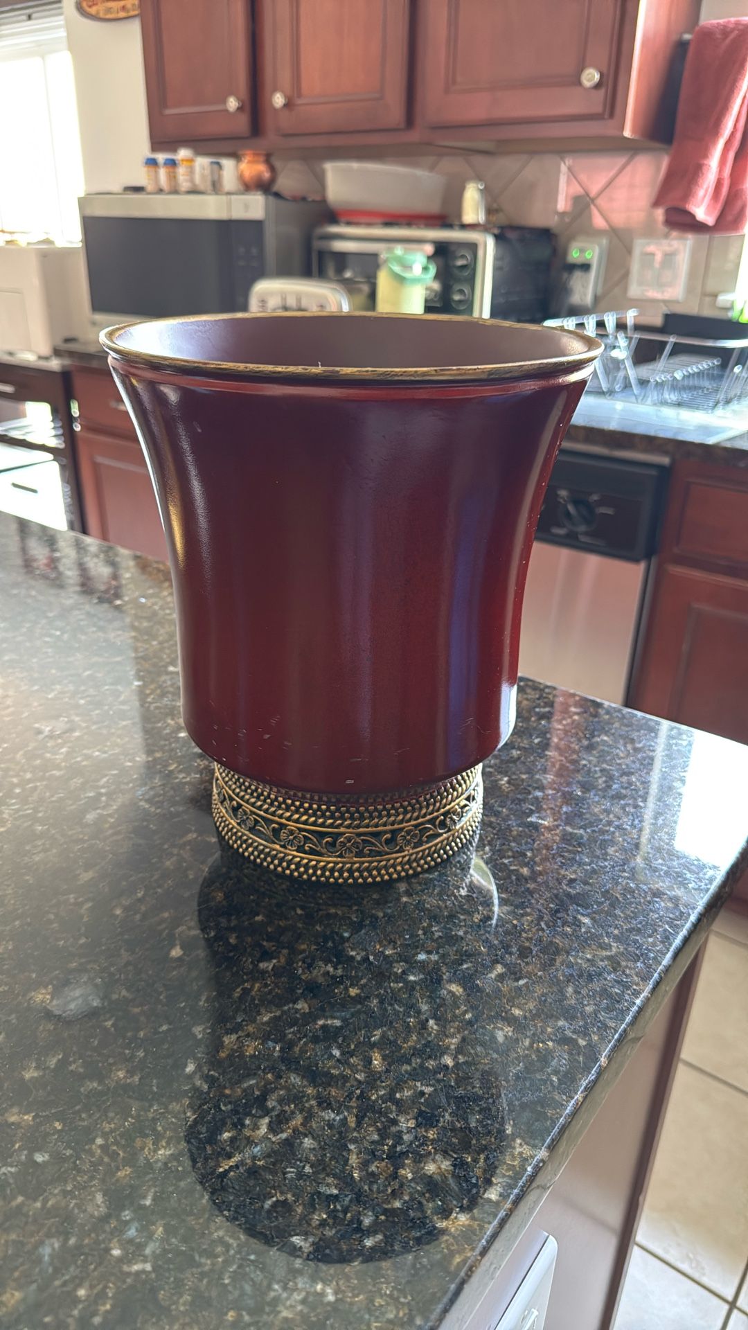 Trash can 