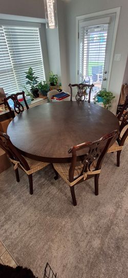 Round dining table