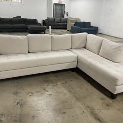 Beautiful White Sectional Couch 🚚FREE DELIVERY 🚚 