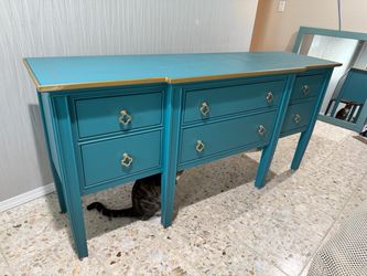 French Provincial/Traditional Sideboard Dresser Buffet Entry Console