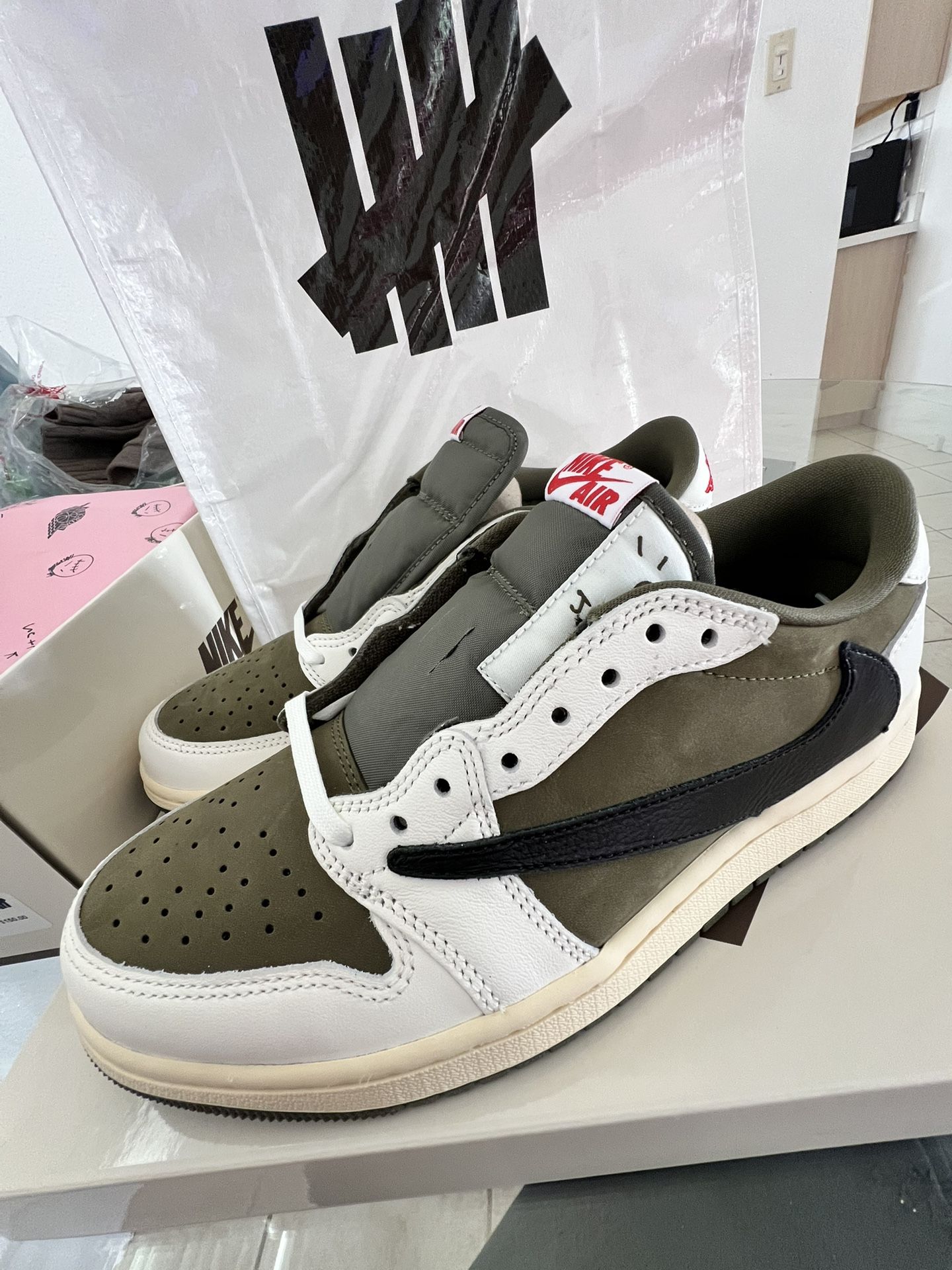 Jordan 1 Travis Scott Medium Olive