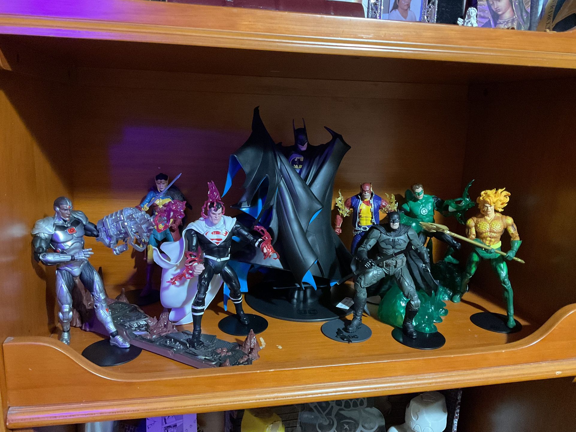 Justice League And Batman Statue. 