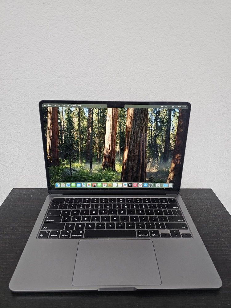 2022 Macbook AIR 13.6" M2 in Excellant Condition 16GB Ram 256GB Latest OS