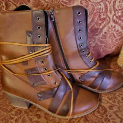 WOMEN'S BOOTS SIZE 8.5 