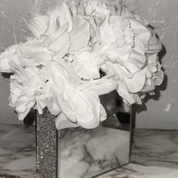 Home Decor/ Flowers/ Vase