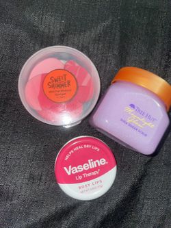 Womens beauty set of body scrub, lip balm & mini makeup sponges