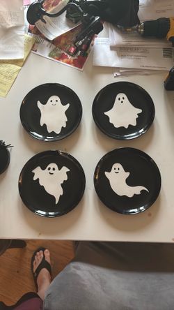 4 Plate set with ghosts and cauldron