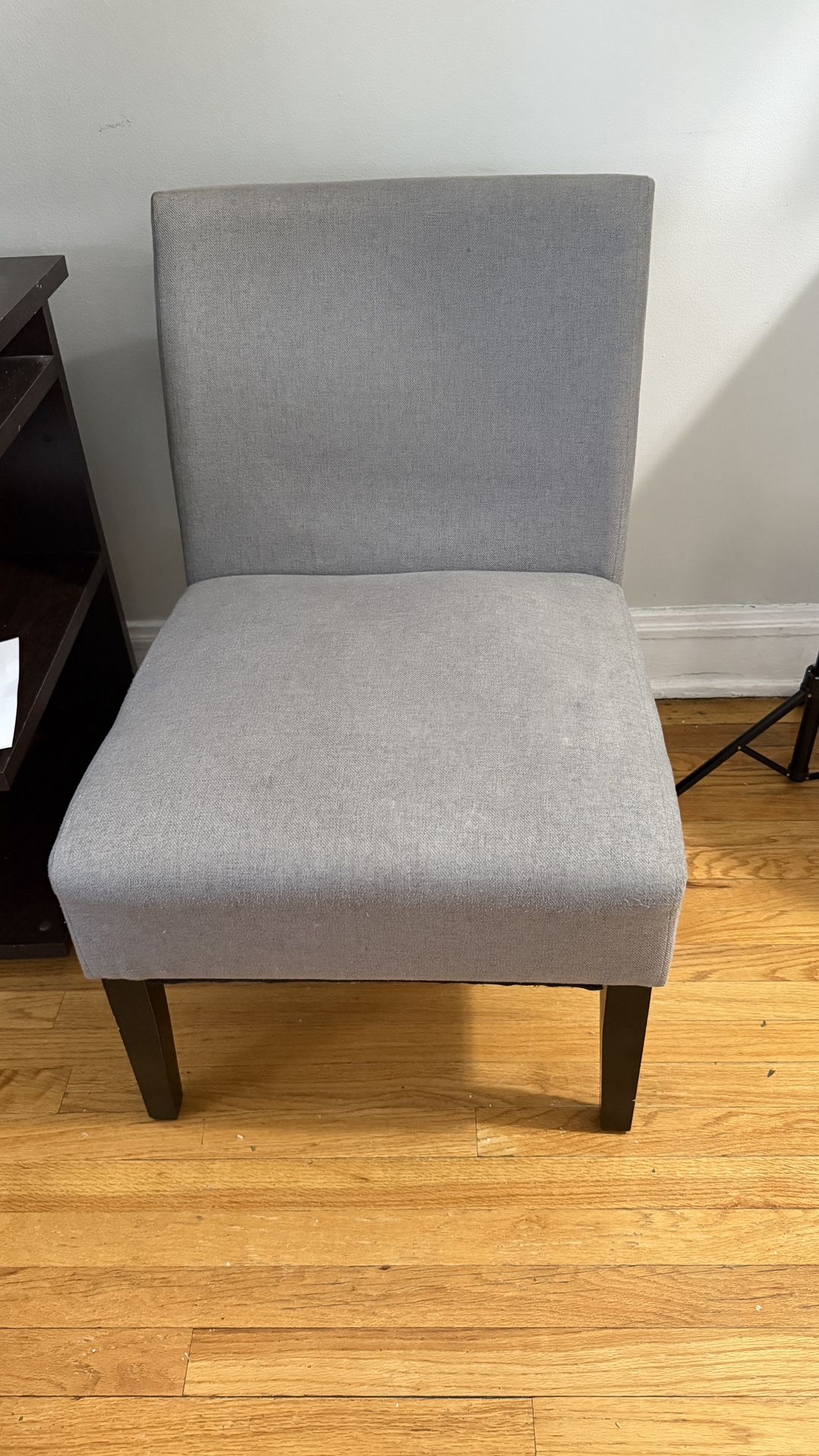 Gray Accent Slipper Chair – Modern & Comfortable