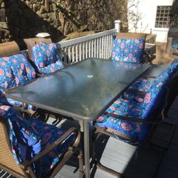 Outdoor Table And Chairs-levin Furniture 