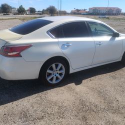 Nissan Altima 2014  Título Limpio