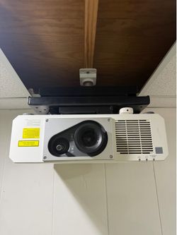 Panasonic RZ570 WUXGA projector
