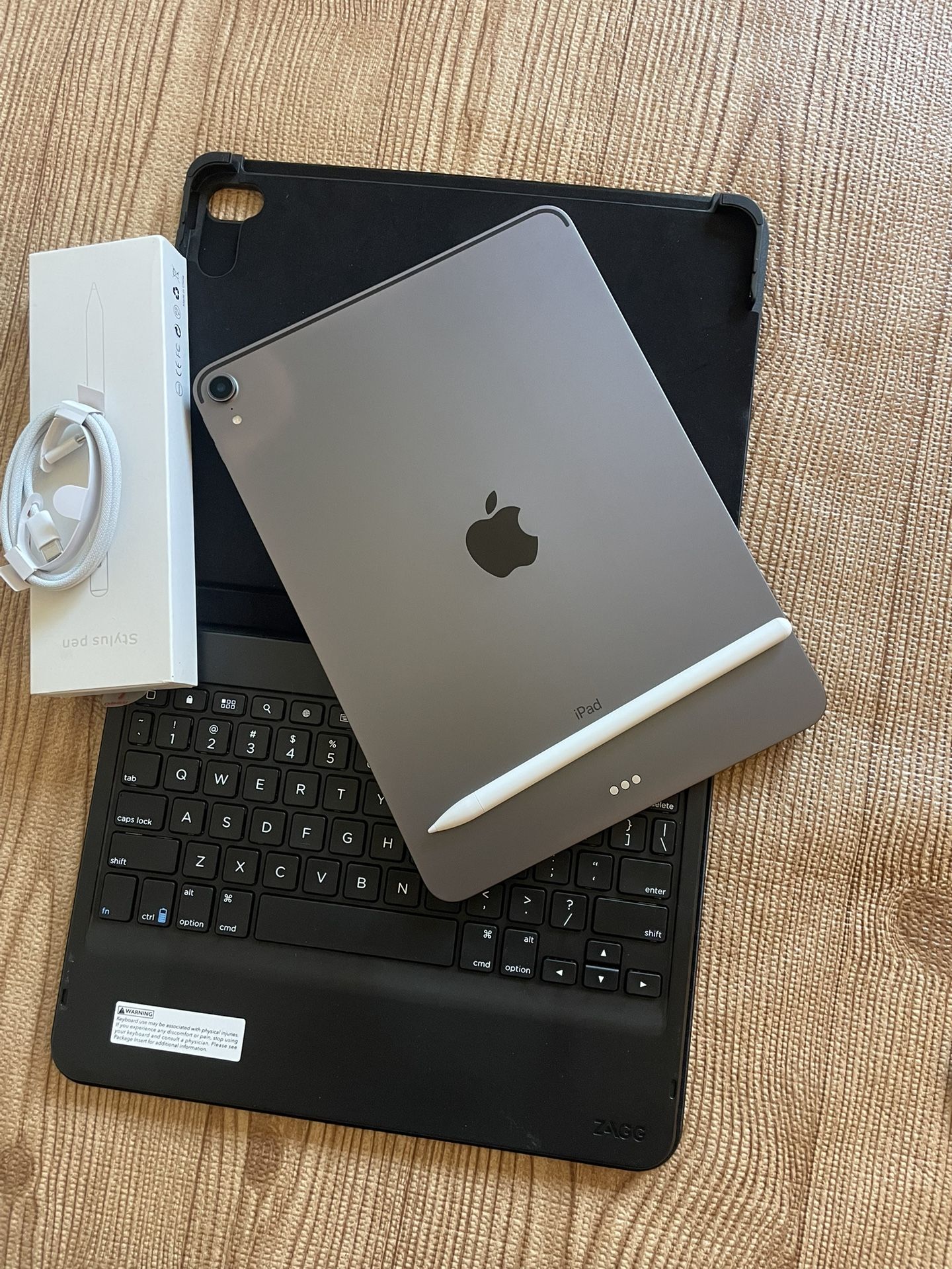 iPad Pro 11” (Face ID / IOS 26) 512GB with keyboard case pen & Accessories