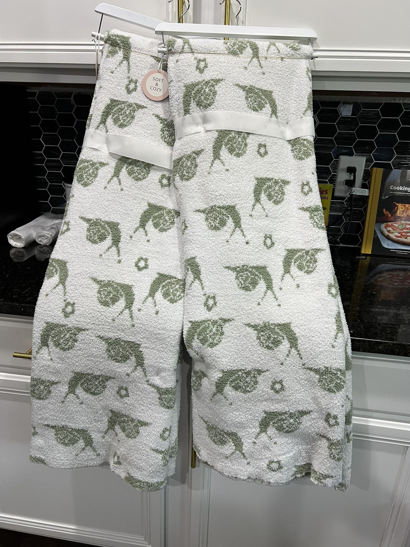 (2) Feather Yard Throws