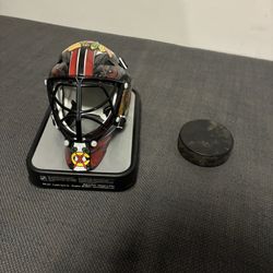 Chicago Blackhawks Mini Helmet And Puck