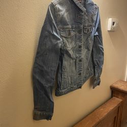 TOMMY HILFIGER Jeans jacket size small. See pictures for beauty.