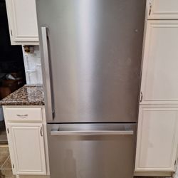 Hisense 17.2 cu ft Counter-Depth Bottom-Freezer Refrigerator 