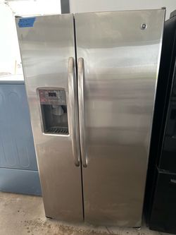 GE Stainless Steel Refrigerator W Ice & Water