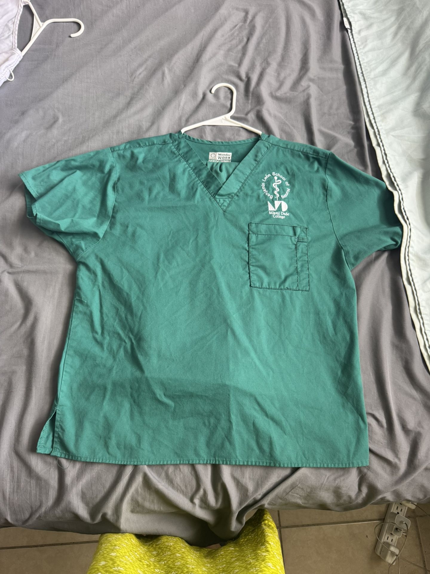 Miami-Dade College Nursing School Uniform and Pinning Scrub Set (Medium Size)