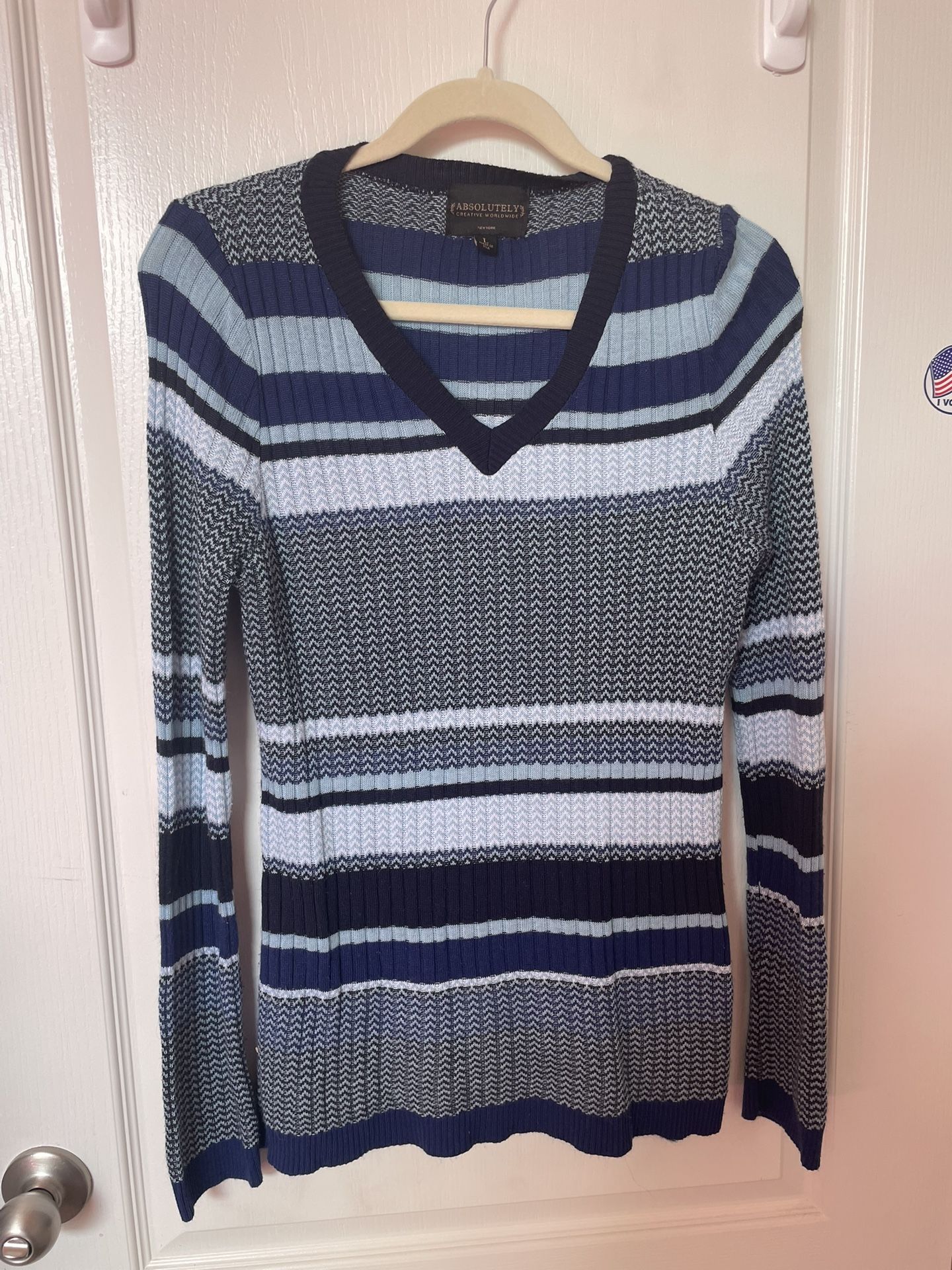 Blue striped knit v neck sweater Absolutely Creative Worldwide New York, size L, in excellent condition