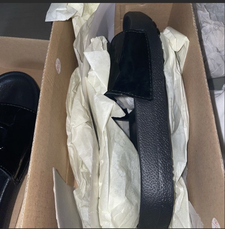 UGGS Flat Slip On Black Size 7 Pre Owned In Good Condition