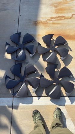 OEM 2026 Tesla Model Y Juniper 19” Wheel Covers Hubcaps – Set of 4 – New Take-Off