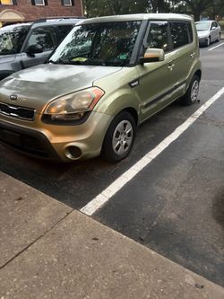 Kia Soul Hatchback – Gold/Green