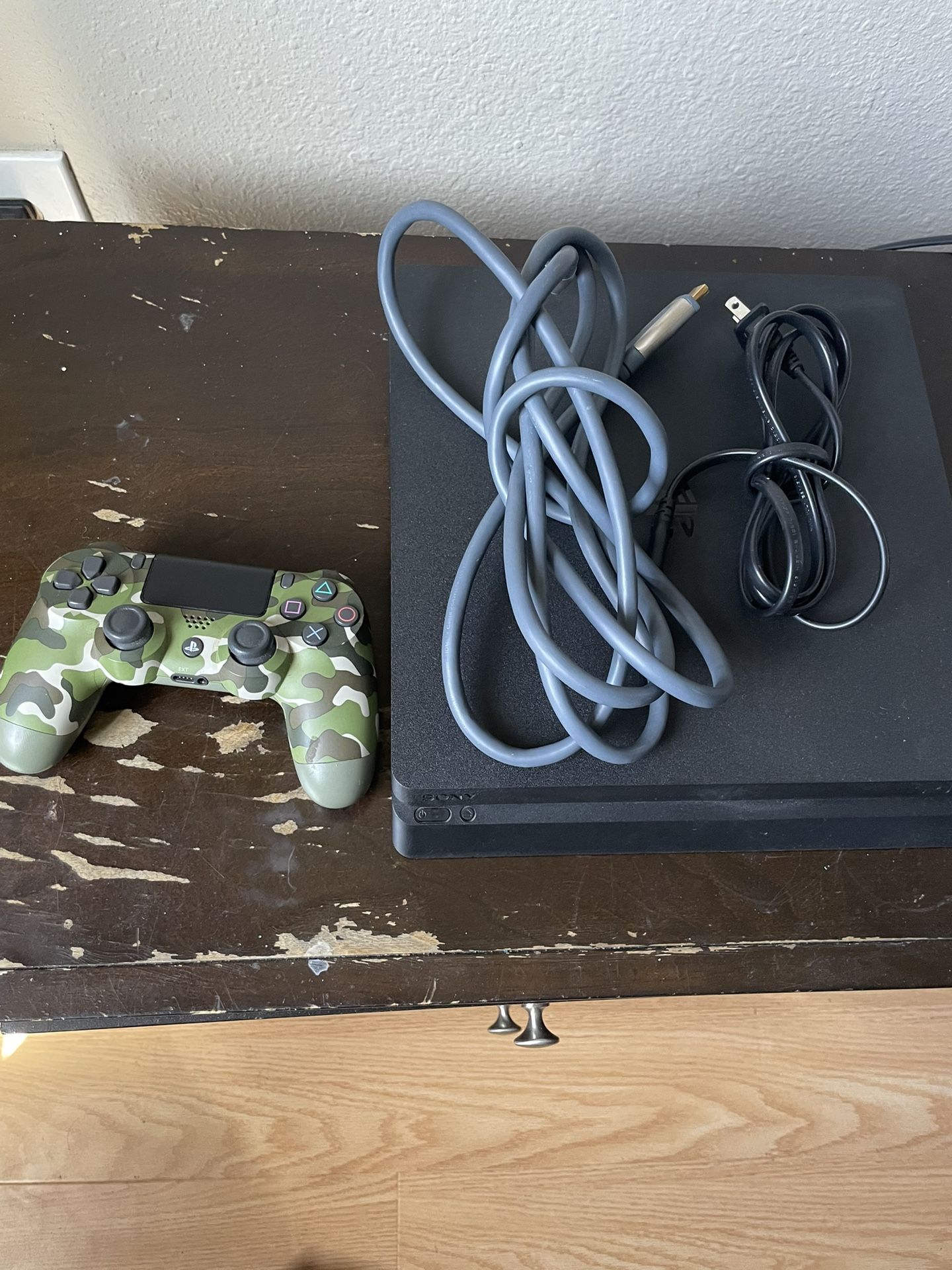 Sony PS4 - Slim with controller