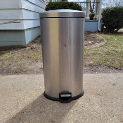 STAINLESS STEEL TRASH CAN 