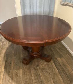 Round dinning table