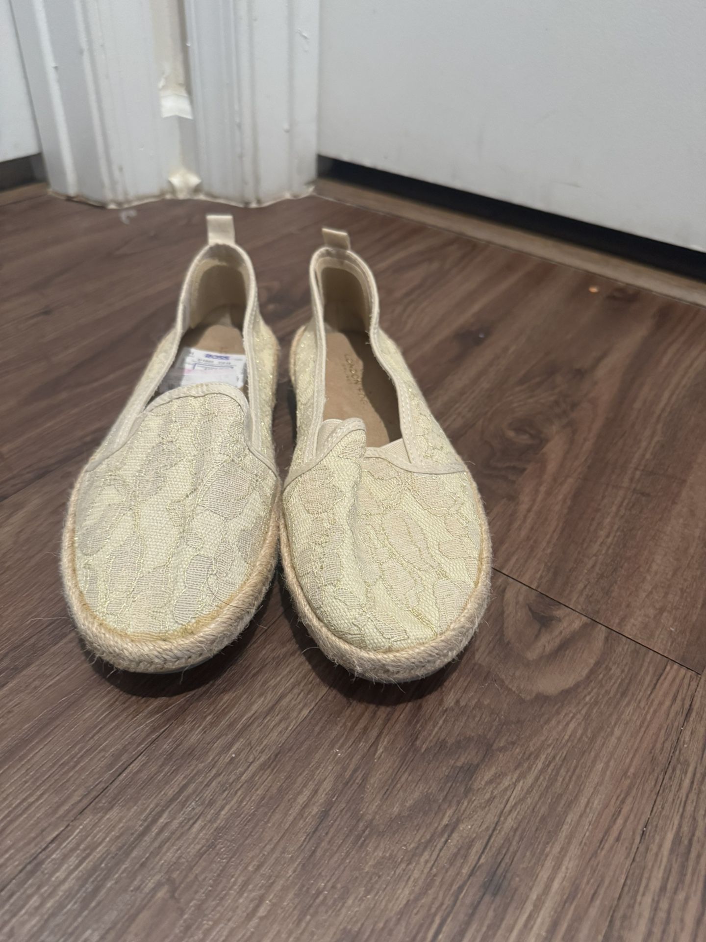 London For Elegant Cream and Gold Slip-On Women's Shoes Size 7