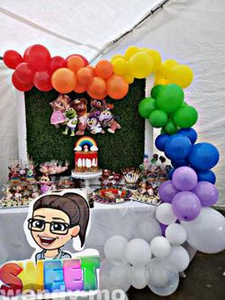 Grass backdrop & balloon garland