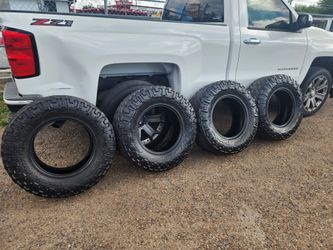 Vendo un Set completo de llantas medidas son 295/70/R17s son marca NITTO TRAIL GRAPPLER M/T