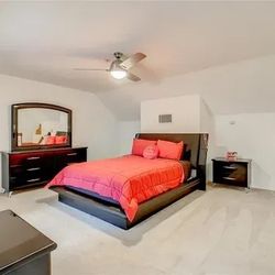 Queen bedroom set - All pieces included! 