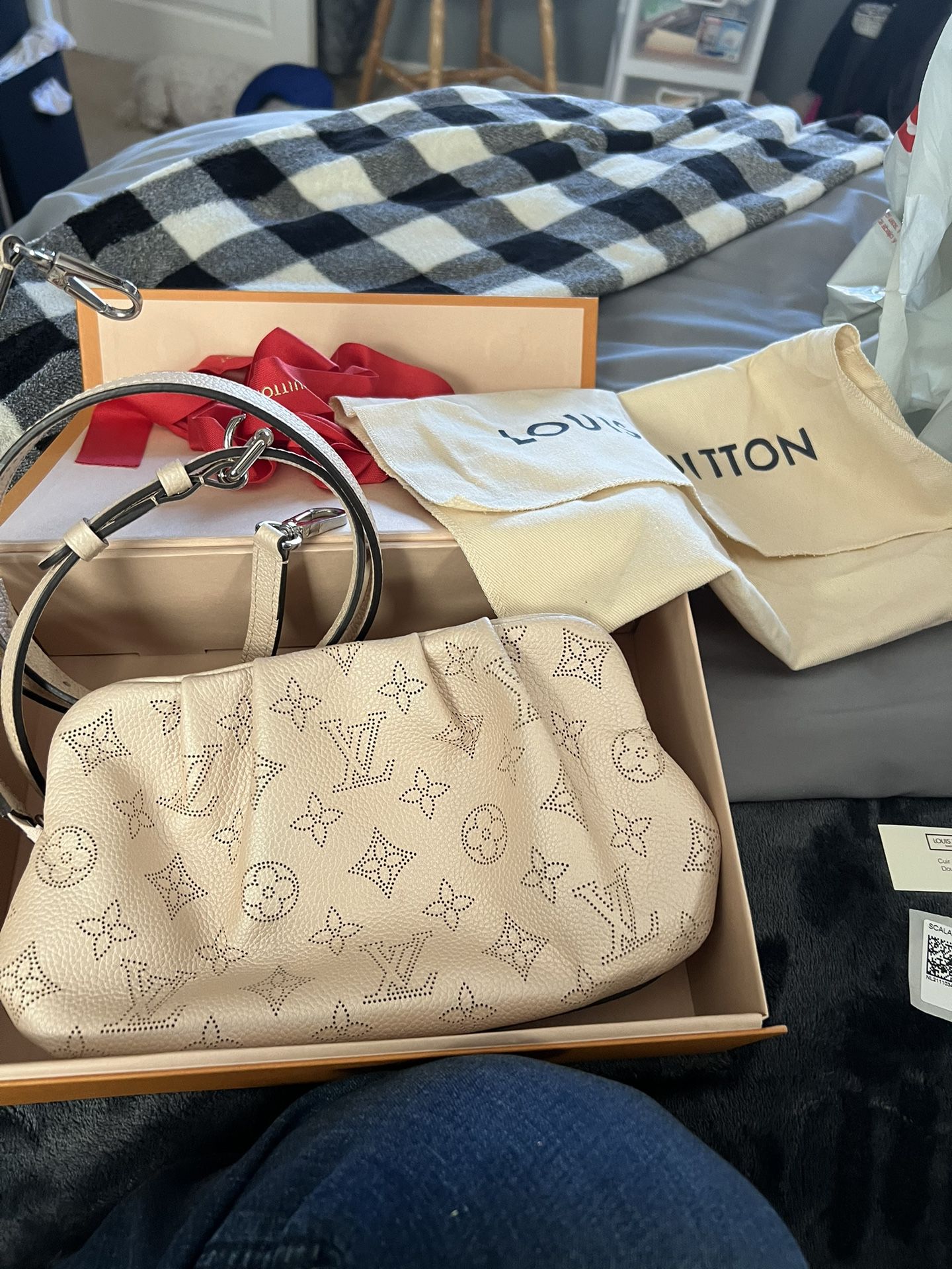 AUTHENTIC LOUIS VUITTON SCALA BAG for Sale in Bonita, CA - OfferUp