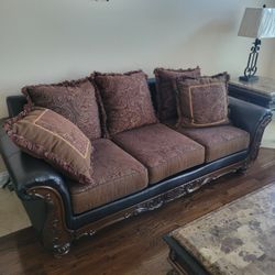 Raymour & Flanigan 9 Piece Leather Sofa & Couch And Loveseat With Ottoman, Center and 2 End Tables With 2 Lamps