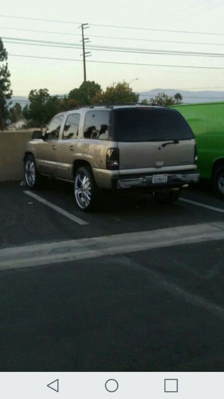 Chevy Tahoe on 26 inch rims runs great no mechanical issues AC current tags $4000 takes it