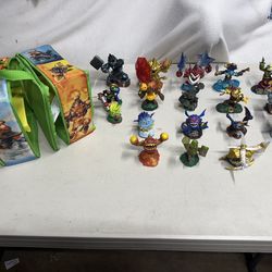Skylander Figure Lot with case