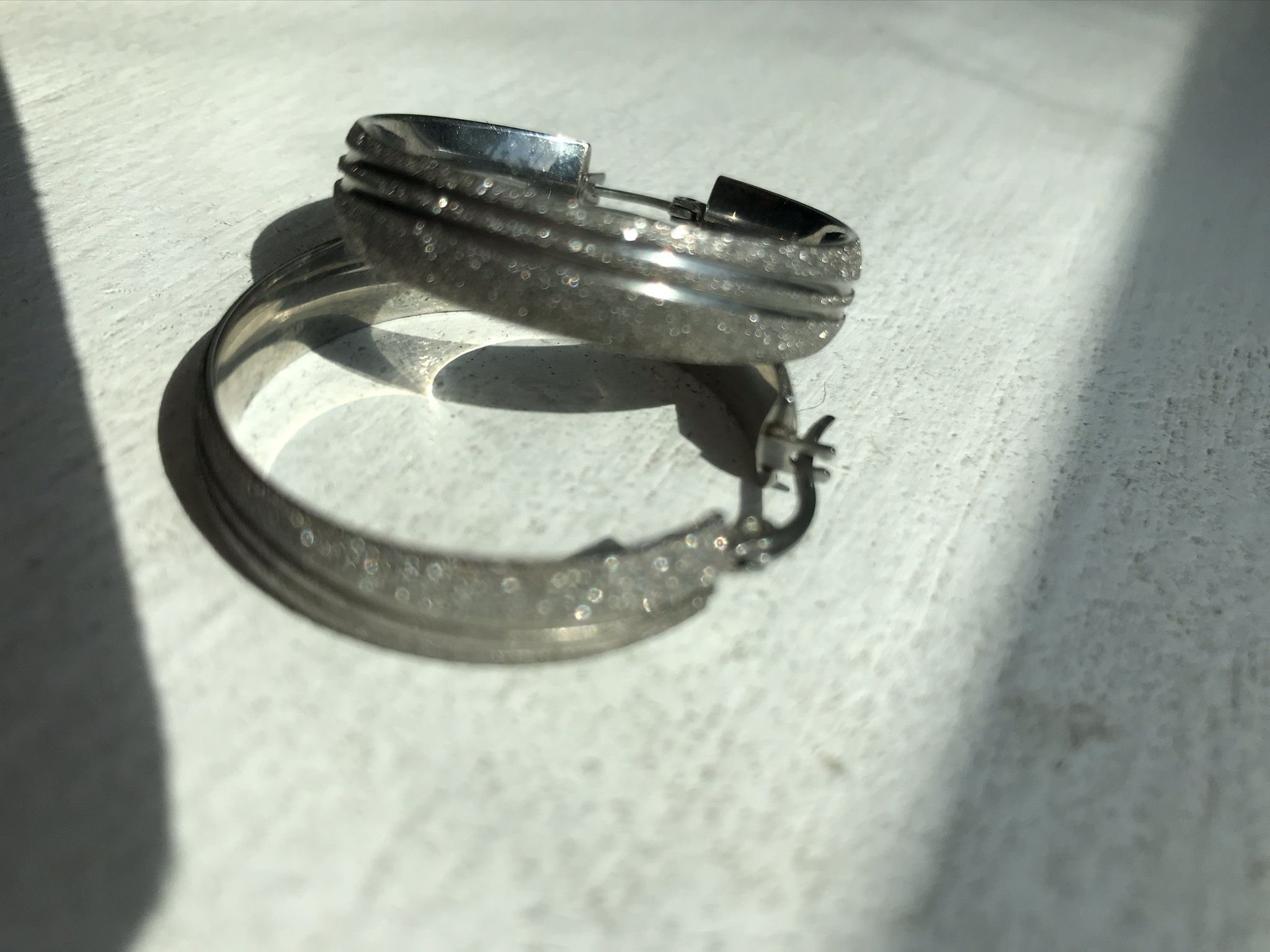Stainless steel silver sandy diamond cut shine hoop earrings new. measurements: 1 1/4 inch wide