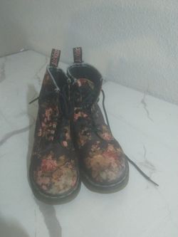 Dr.Martens girls boots